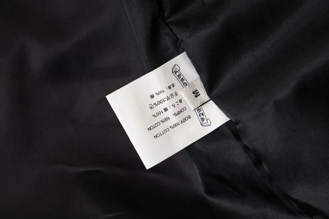 P390 Model No. Y655 Chromehearts/Chrome Hearts Dark Pattern Baseball Jacket Channel Boutique The most popular baseball jacket among fashionable men and fashionable women. There are versions at all levels in the market (you must compare the details). The most powerful quality control has been producing and researching baseball uniforms for 7 years. The details are exquisite. With it, you are the most beautiful boy in the world. The paint-coated full-face four-button buckle (button with LOGO), the average weight of the fabric is nearly 900 grams, and it is made of wool + eyeliner blended, custom-woven and dyed wool with high color fastness. The lining is made of silky and delicate cupro fiber! The texture is thick, the color is more uniform and beautiful, and the sharp edges and corners are full of three-dimensionality, showing laziness, casualness, and youthful vitality! size：M-XXL